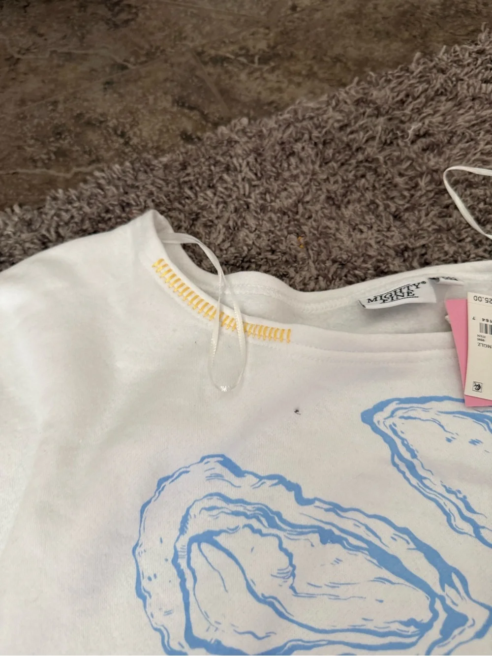 🥧White Graphic Tee with Blue & Yellow Oyster Print